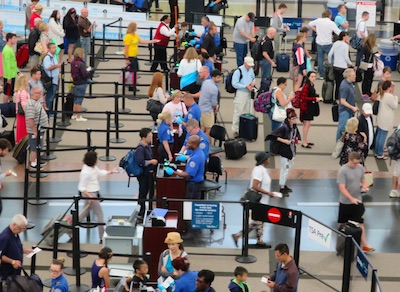 デンバー空港セキュリティーチェック　パスポートとチケットの確認