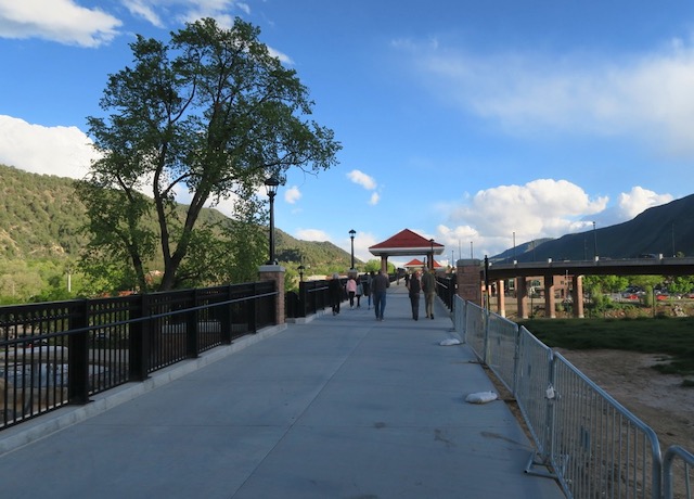 Glenwood Springs コロラド 温泉 ハイウエイを横切る歩道橋