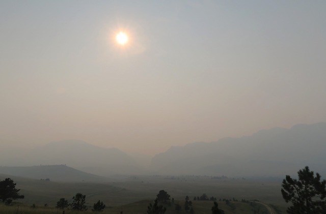山火事の影響　コロラド　煙に霞む太陽